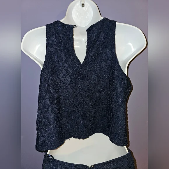 Two-piece Lulu's lace cropped skirt set in Navy Blue - Picture 5 of 16